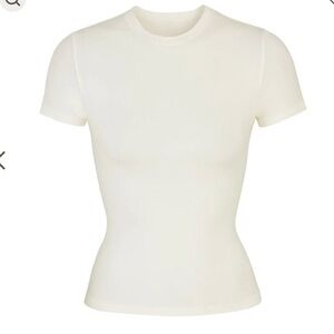SKIMS short sleeve t-shirt